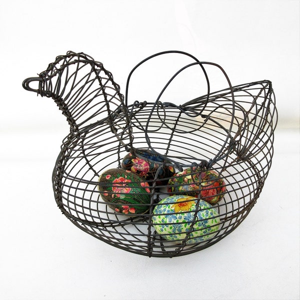 Vintage Egg Basket, Chicken Wire Basket, Wire Bird, Farmhouse Kitchen Decor, Rustic Bread Basket, Easter Eggs Basket