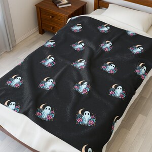Ghostly Floral Velveteen Plush Blanket: Cozy Halloween Throw