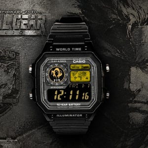 Könnte beinhalten: Eine schwarze digitale Casio-Armbanduhr mit quadratischem Gehäuse, Kunstharzarmband und Weltzeitanzeige. Das Zifferblatt zeigt eine gelb getönte Weltkarte, ein kreisförmiges FOX-Logo und ein Digitaldisplay mit der Uhrzeit 12:11:16 sowie 10 YEAR BATTERY.