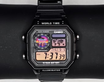 Orologio Casio AE1200 personalizzato "Miami Vice" - Orologio digitale retrò rosa e viola / Estetica neon anni '80 / Orologio con ora mondiale / Regalo personalizzato