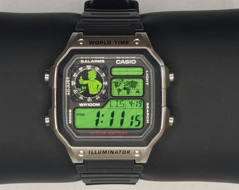 Casio AE1200 Silver "Fallout Pipboy" Mod personalizzato - / Orologio digitale con ora mondiale / Orologio retrò a tema / Regalo personalizzato per giocatori / Essentia