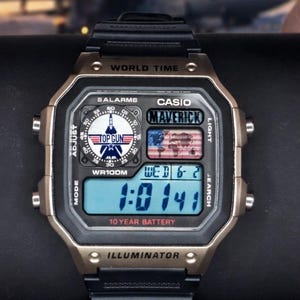 Reloj Casio AE1200 personalizado “Top Gun Maverick” / Reloj con hora mundial / Reloj con temática de avión de combate / Reloj digital retro / Regalo para él