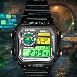 Könnte beinhalten: Schwarze Casio Digitaluhr mit dem Thema Teenage Mutant Ninja Turtles. Das Zifferblatt zeigt die Uhrzeit in grünen Ziffern, mit dem Turtles-Logo und den Worten "WORLD TIME" und "ILLUMINATOR". Die Uhr hat ein schwarzes Armband und Knöpfe.