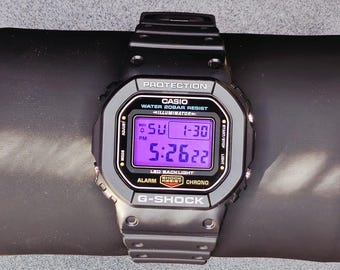 Casio G-Shock DW-5600UE personalizzato con filtro viola / Orologio digitale con ora mondiale / Regalo personalizzato, Articoli essenziali