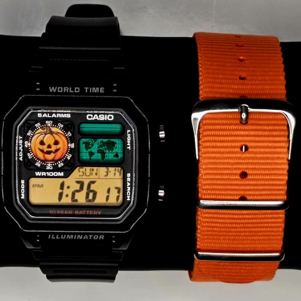 Reloj digital Casio AE1200 personalizado con pantalla de calabaza modificada para Halloween "Essentials" (Royale)