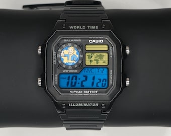 Mod personalizzato Casio AE1200 "Fallout" - Filtro giallo e blu / Orologio digitale con ora mondiale / Orologio retrò a tema / Regalo personalizzato per giocatori / Essentia