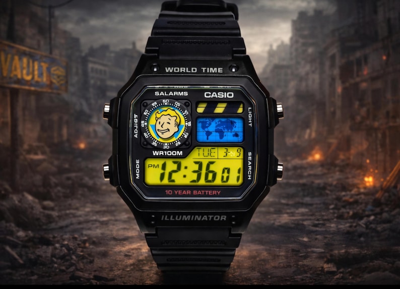 Op de afbeelding: Zwarte Casio digitale horloge met een Fallout-thema. De wijzerplaat toont de tijd, datum en een Vault Boy-afbeelding. Functies zijn wereldtijd, alarmen en een batterij van 10 jaar. Het horloge heeft een zwarte band en een geel digitaal display.