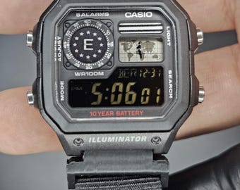 Casio AE1200 "Fallout Enclave" personalizzato con display negativo/Orologio digitale con ora mondiale/Orologio retrò/Regalo personalizzato per giocatori/Essenziali