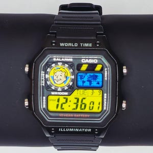 Custom Casio AE1200 "Fallout" mod: geel en blauw filter | Digitaal wereldtijdhorloge | Retrohorloge met thema | Aangepast cadeau voor gamers | Essentia afbeelding 2