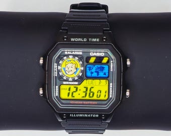 Mod personalizzato Casio AE1200 "Fallout" - Filtro giallo e blu / Orologio digitale con ora mondiale / Orologio retrò a tema / Regalo personalizzato per giocatori / Essentia