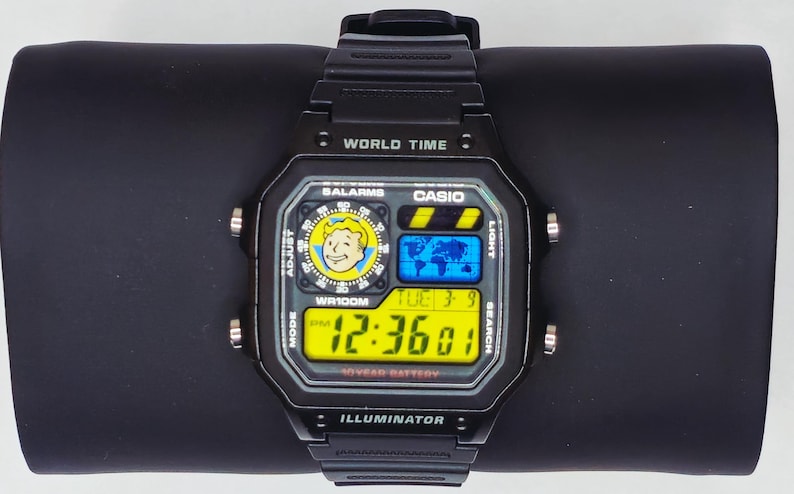 Custom Casio AE1200 "Fallout" mod: geel en blauw filter | Digitaal wereldtijdhorloge | Retrohorloge met thema | Aangepast cadeau voor gamers | Essentia afbeelding 2