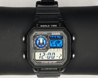 Orologio Casio AE1200 “Halo” personalizzato – Filtro blu / Orologio digitale con ora mondiale / Orologio retrò a tema / Regalo personalizzato per giocatori / Essenziale