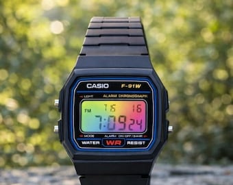 Anpassad Casio F91W Rainbow Display Mod-klocka | Svart digital retroklocka | Casio med färgskärm | Unik presentidé | Klocka i 90-talsstil
