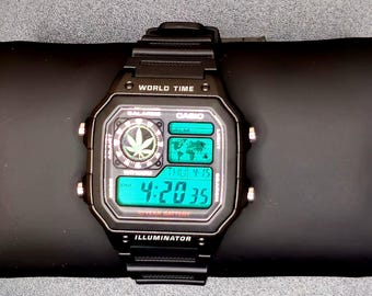 Casio AE1200 personalizzato "Logo foglia di marijuana" Mod - Orologio digitale con filtro verde / Ora mondiale Casio personalizzato / Regalo unico 420 per lui / Cannabis