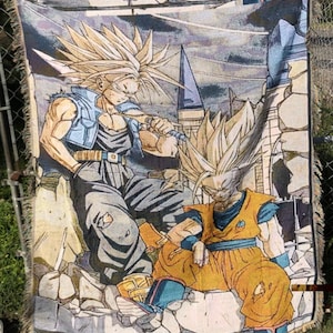 Op de afbeelding: Geweven tapijt met twee anime-personages met stekelig blond haar. Eén draagt een blauw vest en een grijze broek, de ander een oranje en blauw outfit. De achtergrond bevat een kasteel en stenen structuren.