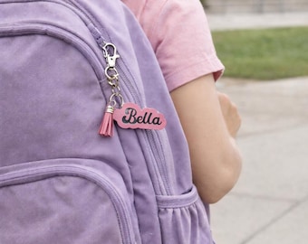 Llavero con nombre personalizado, etiqueta de mochila personalizada con borla