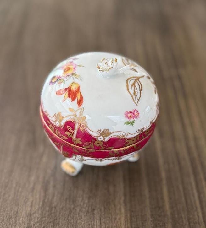 Vintage porcelain trinket box-round with lid