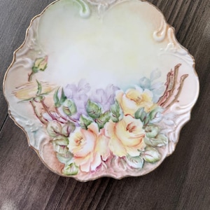 Assiette décorative vintage de 20 cm (8 po.) avec bordures roses jaunes et or et signée par l&#39;artiste.