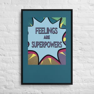 Puede incluir: Una lámina de arte mural enmarcada que presenta un bocadillo de estilo cómic en azul claro con el texto FEELINGS ARE SUPERPOWERS en letras de color morado oscuro. El fondo del bocadillo incluye patrones pop art amarillos, morados y verdes.