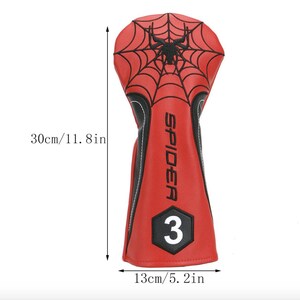 Op de afbeelding: Rode en zwarte golfclubhoofdbeschermer met een spinnenwebontwerp en het woord "SPIDER". De hoes is 30 cm lang en 13 cm breed, met het nummer "3" aan de onderkant.