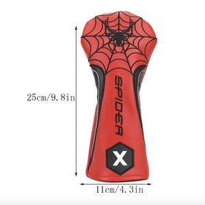 Op de afbeelding: Rode en zwarte golfclubhoofdbeschermer met een spinnenwebontwerp. De hoes is 25 cm hoog en 11 cm breed. Het woord "SPIDER" staat verticaal op de hoes. Een witte "X" staat onderaan.