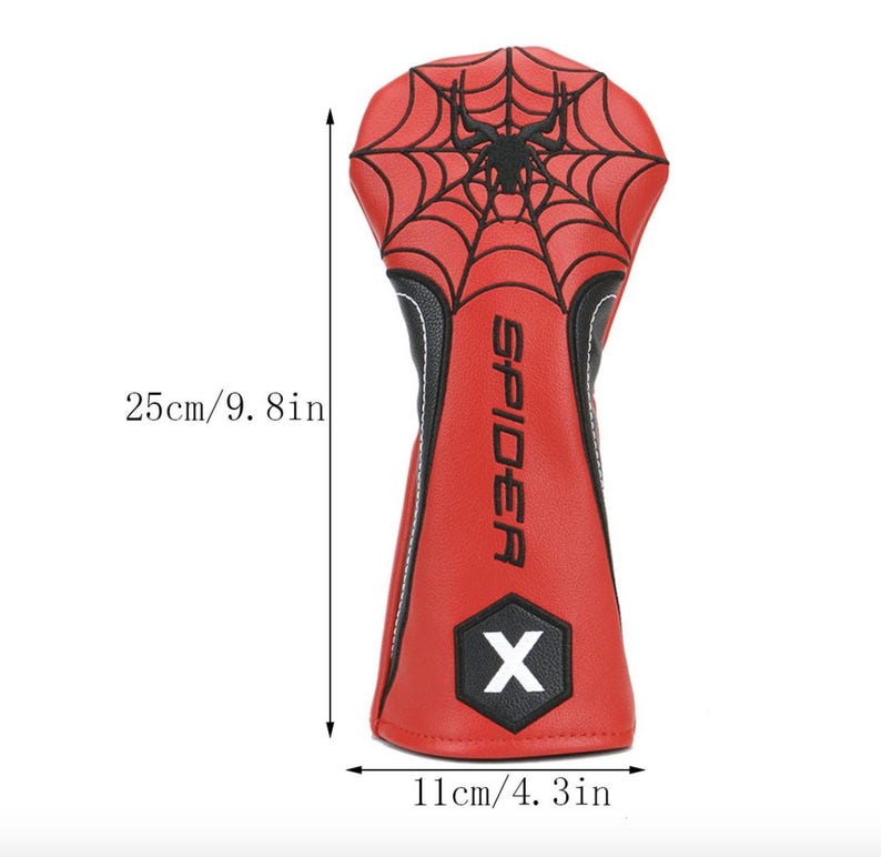 Op de afbeelding: Rode en zwarte golfclubhoofdbeschermer met een spinnenwebontwerp. De hoes is 25 cm hoog en 11 cm breed. Het woord "SPIDER" staat verticaal op de hoes. Een witte "X" staat onderaan.