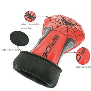 Op de afbeelding: Rode golfclubhoofdbeschermer met een zwart spinnenwebontwerp en het woord "SPIDER" in zwart. De hoes heeft een zachte voering van imitatiebont en is gemaakt van premium leer. De prachtige spinnenborduurwerk voegt een unieke touch toe.