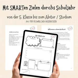 Pode incluir: Um caderno de exercícios digital exibido em um tablet, com uma folha de trabalho com o título "Mein SMARTes Ziel" e outras páginas de planejamento. O texto na parte superior diz "Mit SMARTen Zielen durchs Schuljahr". A imagem é em preto e branco.