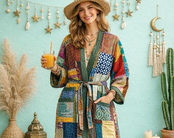 Chaqueta kimono Kantha con vibrantes diseños de patchwork: prenda de abrigo bohemia india de seda y algodón.