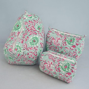 Handgemaakte gewatteerde make-uptassenset met bloemen, blokbedrukt katoenen reisetui