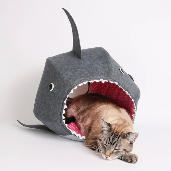Cama tipo cueva con forma de bola para gatos con diseño de tiburón blanco para mascotas