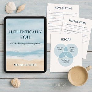 Peut inclure: Une tablette affiche le titre "AUTHENTICALLY YOU" avec la phrase "Let's find your purpose together." Des feuilles de travail sur la définition d'objectifs et la réflexion, un diagramme Ikigai, des coquillages et une tasse de café sont également présents.