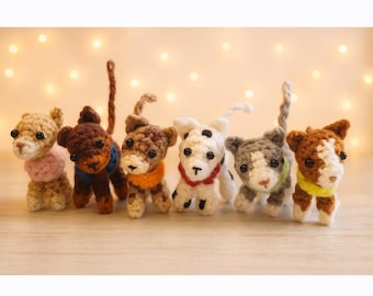 Op de afbeelding: Een verzameling van zes gehaakte hondenfiguren in verschillende kleuren en patronen. Elke hond heeft een uniek ontwerp, inclusief verschillend gekleurde kragen en markeringen. De honden zijn gerangschikt op een houten oppervlak met zachte, vage achtergrondverlichting.