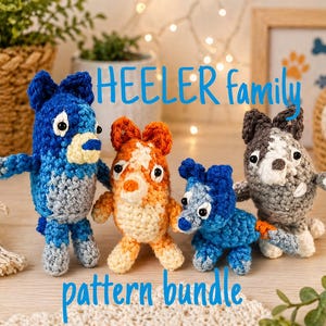 Könnte beinhalten: Vier gehäkelte Hundefiguren in Blau, Orange und Grau. Der Text "HEELER Family" und "pattern bundle" ist zu sehen. Die Figuren sind auf einer Holzoberfläche angeordnet, mit einem Weidenkorb im Hintergrund.