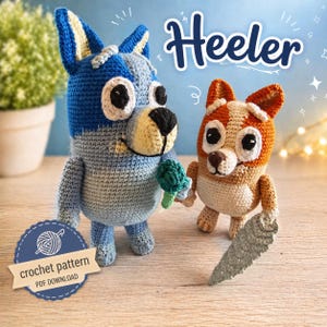 Könnte beinhalten: Zwei gehäkelte Heeler-Hundefiguren, eine blaue und die andere orange und weiß, stehen nebeneinander. Der blaue Hund hält einen grünen Brokkoli, und der orangefarbene Hund hält ein graues Blatt. Das Bild enthält den Text "Heeler" und ein Logo "Häkelmuster PDF-Download".
