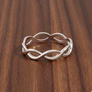 Srebrny pierścionek z obrączką Infinity Twist, minimalistyczna biżuteria