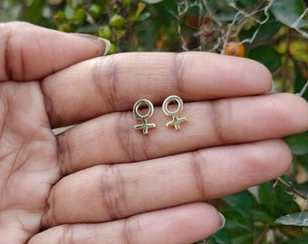 Pendientes con símbolo femenino, pendientes minimalistas con el signo de Venus dorado, pequeños pendientes feministas, pendientes con símbolo de género para mujeres y niñas.