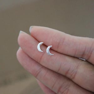 Halbmond Ohrstecker, 925 Sterling Silber Halbmond Ohrringe, Minimalist Lunar Schmuck Geschenk für Frauen & Mädchen, Jahrestag, Geburtstag.