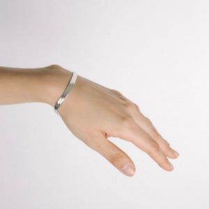 ゴールドヘリンボーンスネークチェーンブレスレット：調節可能な重ね付けジュエリー