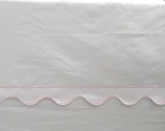 Weißer Baumwollsatin Krippenrock: Ausgebogten Stickerei, Split Ecken