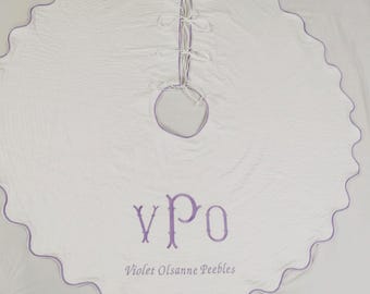 Personalisierter Monogramm-Weihnachtsbaum-Rock mit ausgebogter Stickerei, Durchmesser von 48 "bis 116" Zoll.