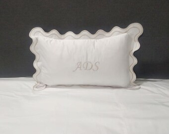 Monogrammierter doppelt ausgebogter Kissenbezug: Baumwollsatin mit Fadenzahl 400