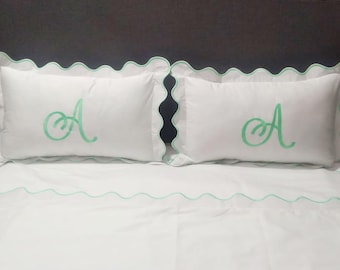 Ausgebogter Kissenbezug mit Monogramm: Baumwollsatin mit Fadenzahl 400