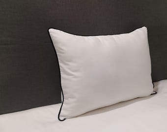 Kissenbezug mit Paspelierung aus 400fädigem Baumwollsatin