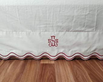 Falda de cuna con monograma personalizado: satén de algodón blanco, bordado festoneado