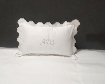 Ausgebogter Kissenbezug mit Monogramm: Baumwollsatin mit Fadenzahl 400