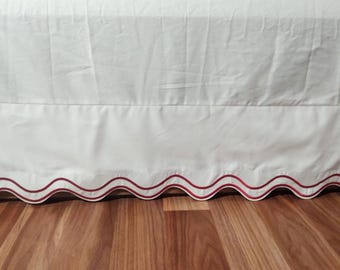 Weißer Baumwollsatin Krippenrock: Ausgebogten Stickerei, Split Ecken