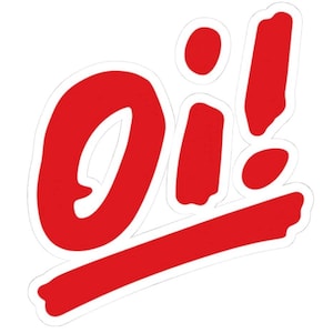 以下が含まれることがあります： 太字の手書き風の「Oi！」という文字が描かれた赤いステッカー。感嘆符が長く伸びています。ステッカーは白い縁取りがあり、白い背景に配置されています。