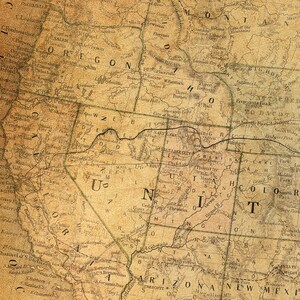 Puede incluir: Un mapa antiguo del oeste de los Estados Unidos, que muestra los estados de Oreg&oacute;n, Washington, Idaho, Montana, Wyoming, Utah, Colorado, Nevada, Arizona, Nuevo M&eacute;xico y California. El mapa est&aacute; impreso en papel envejecido de color marr&oacute;n descolorido e incluye los nombres de las principales ciudades y pueblos.