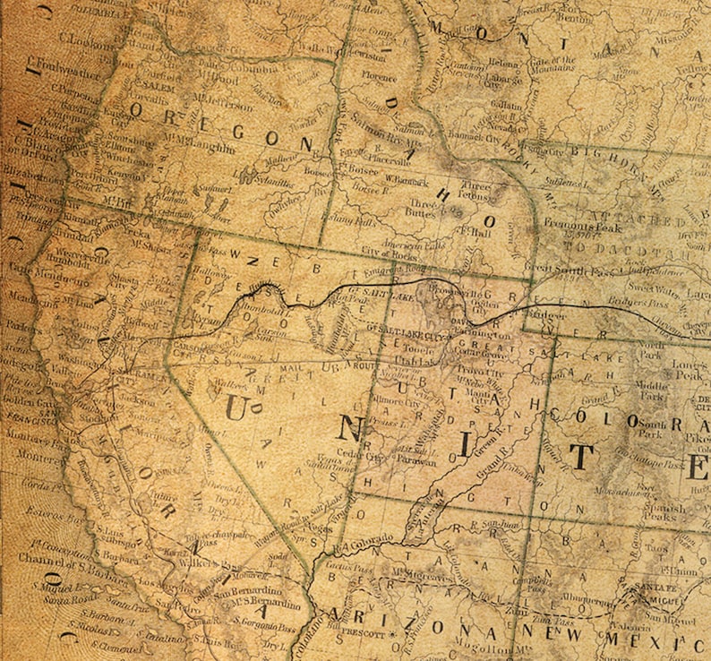Puede incluir: Un mapa antiguo del oeste de los Estados Unidos, que muestra los estados de Oreg&oacute;n, Washington, Idaho, Montana, Wyoming, Utah, Colorado, Nevada, Arizona, Nuevo M&eacute;xico y California. El mapa est&aacute; impreso en papel envejecido de color marr&oacute;n descolorido e incluye los nombres de las principales ciudades y pueblos.